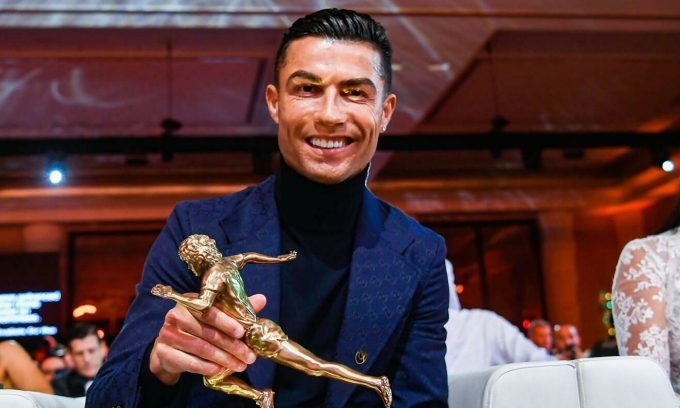 Ronaldo mit dem ersten Maradona Award, der dem Spieler mit den meisten Toren im Jahr 2023 verliehen wird, bei den Globe Soccer Awards in Dubai, VAE, am Abend des 19. Januar 2024. Foto: Globe Soccer Awards
