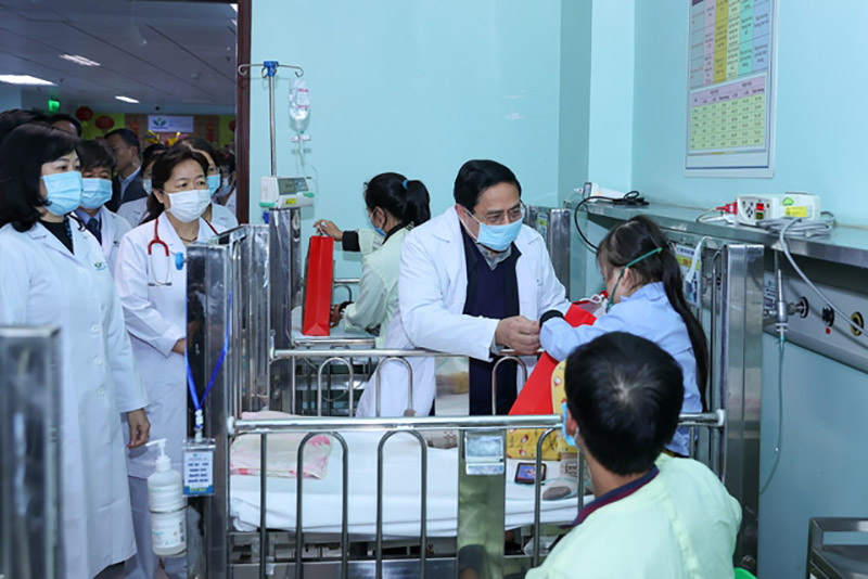 Prime Minister Pham Minh Chinh presented gifts and sympathized with patients and their families who still had to stay in the hospital and could not go home to celebrate Tet. Photo: Nhat Bac
