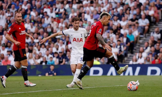 Davies sút trượt, nhưng bóng đập chân Martinez đổi hướng, thành bàn nâng tỷ số lên 2-0 cho Tottenham. Ảnh: Reuters