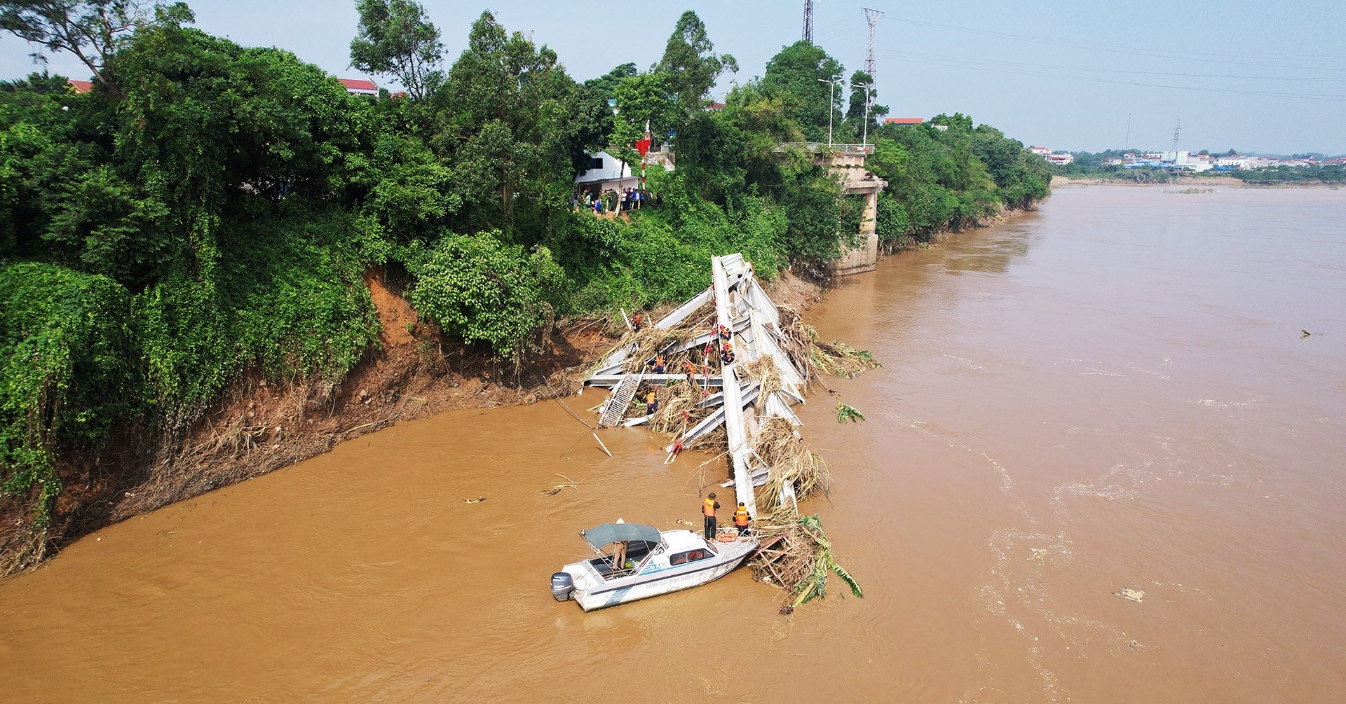 Erste Bilder von den Standorten der Suchtrupps nach Opfern des Brückeneinsturzes in Phong Chau