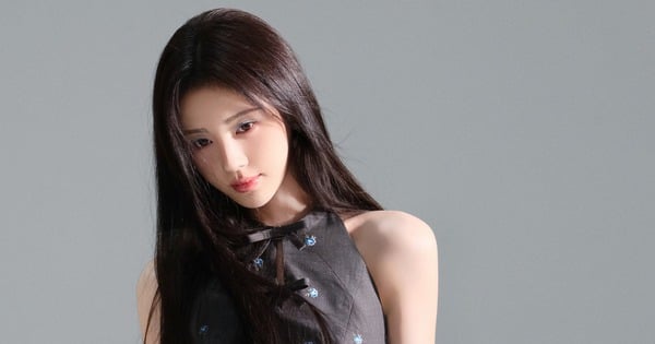 Ju Jingyi usa camisetas con cuello halter, mostrando su encantadora clavícula.