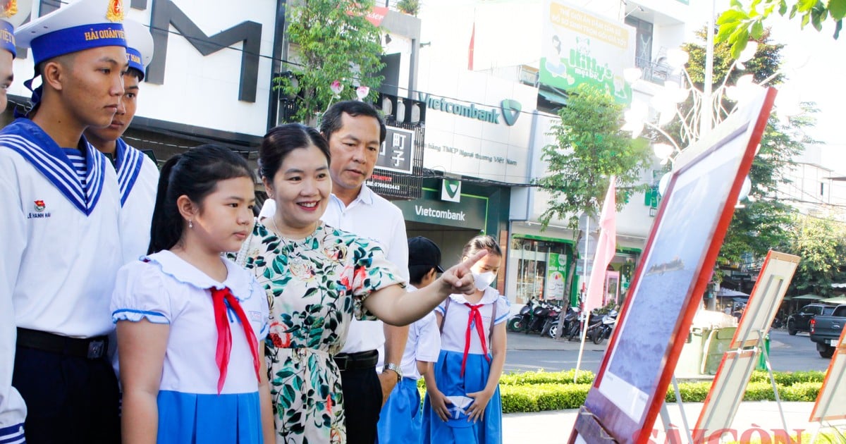 Exhibition "Hoang Sa - Truong Sa in the heart of Quang Ngai"