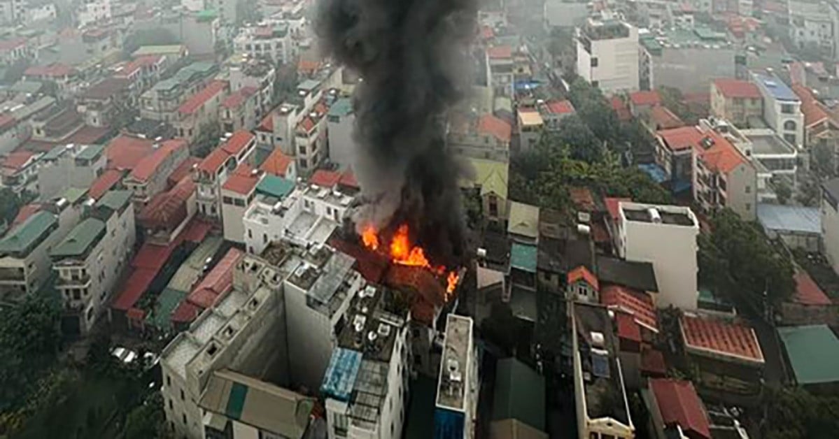 하노이의 한 주택 다락방에 화재가 발생, 삼켜져