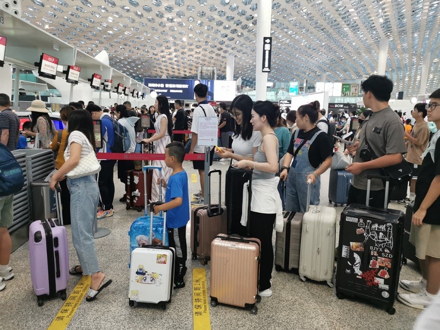 Sân bay chật như 'nêm cối', Trung Quốc bùng nổ du lịch Hè