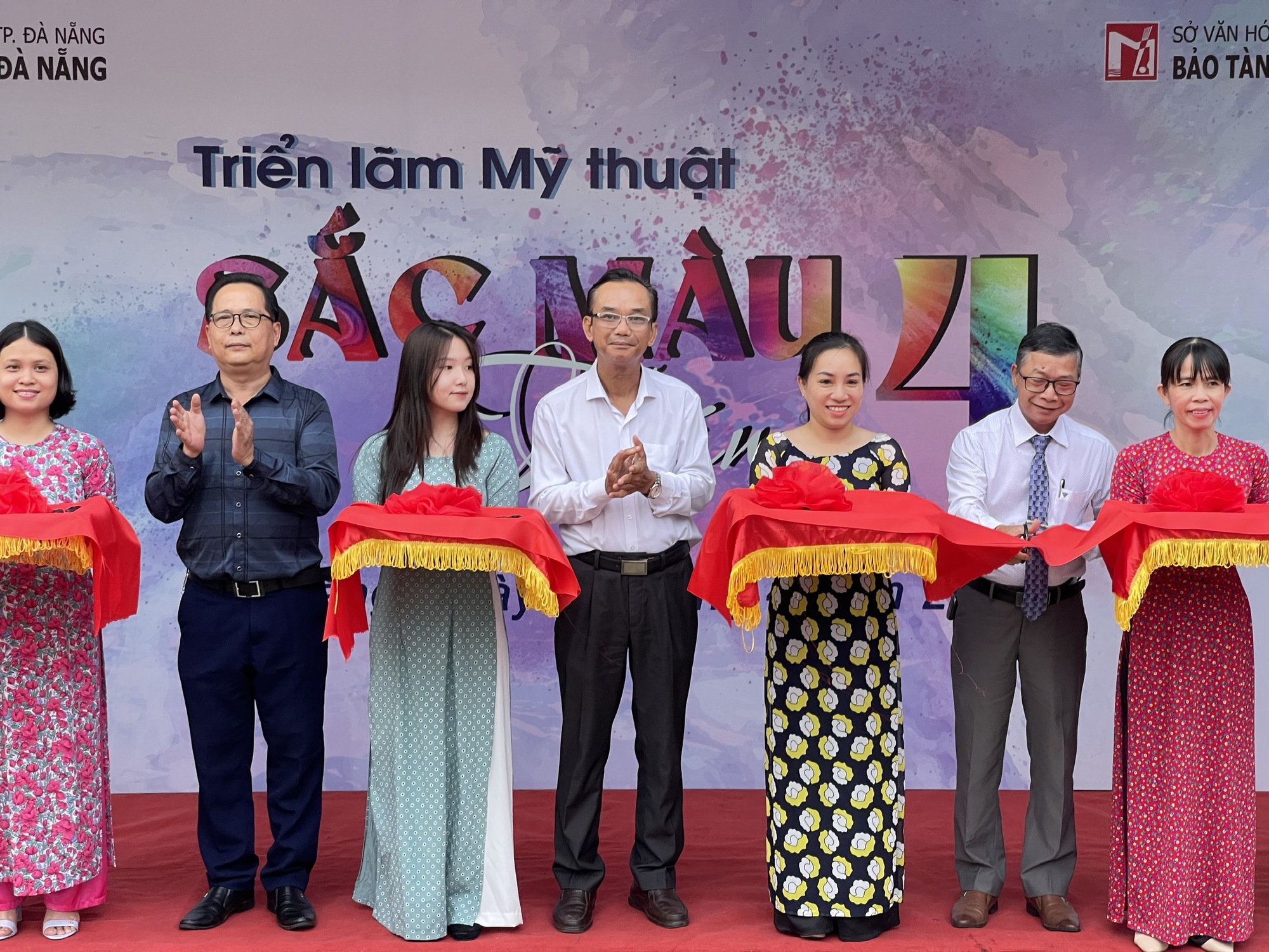 Bảo tàng Mỹ thuật Đà Nẵng khai mạc triển lãm "Sắc màu tháng 4" - Ảnh 1.