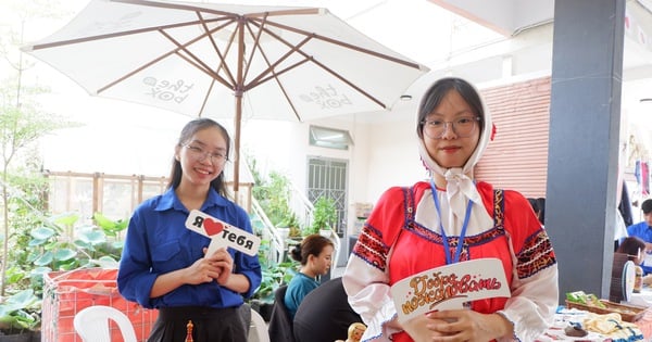 Youth festival, young people like to wear costumes of different countries to 'take pictures to show off to friends'