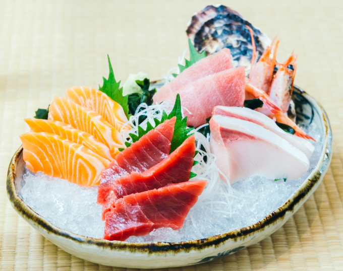 Processing seafood salad without ensuring hygiene can cause infection with parasitic worms. Photo: Freepik