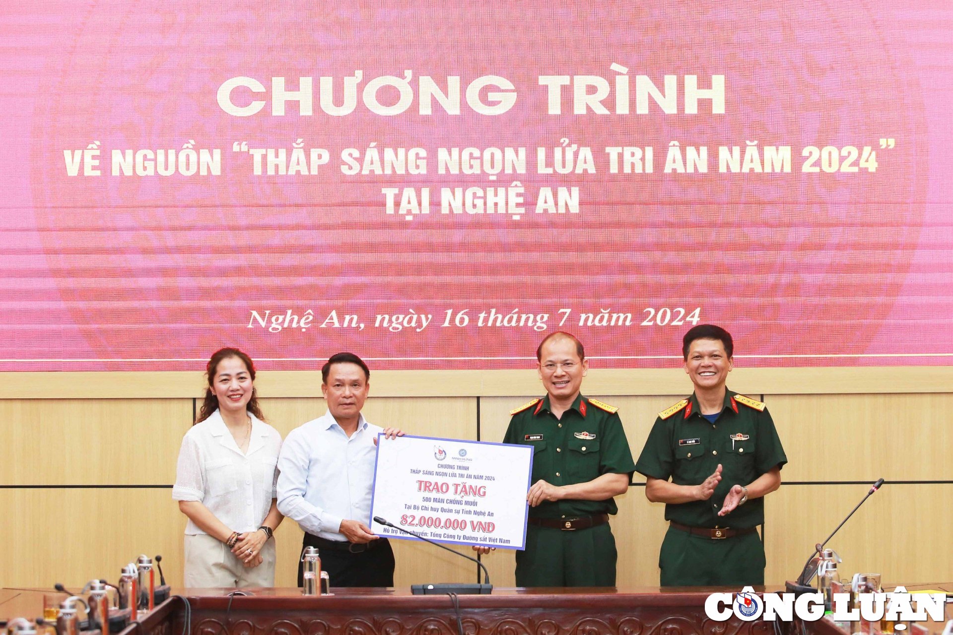 Vietnam News Agency presents commemorative medal to Nghe An provincial military command, photo 4