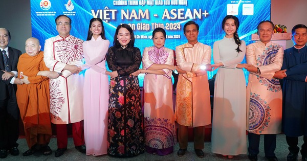 Khi Tổng lãnh sự ASEAN mặc áo dài truyền thống Việt Nam cùng nắm tay nhau...