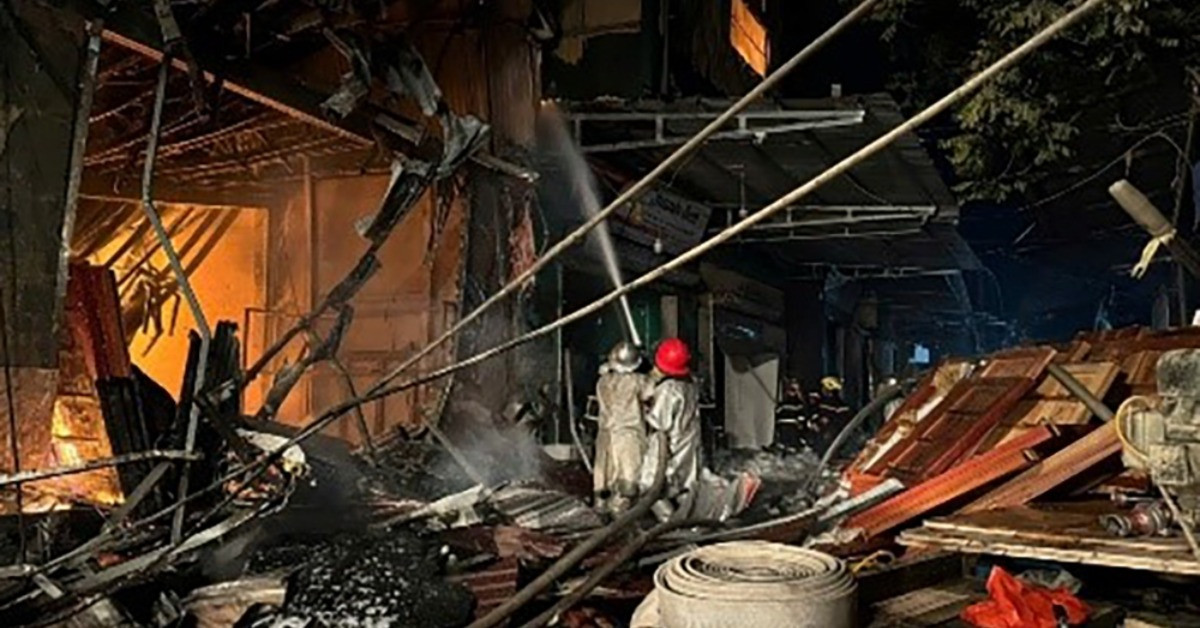 Fire at 10 wood workshops in Hanoi: Police prevent fire from spreading to 22 neighboring houses