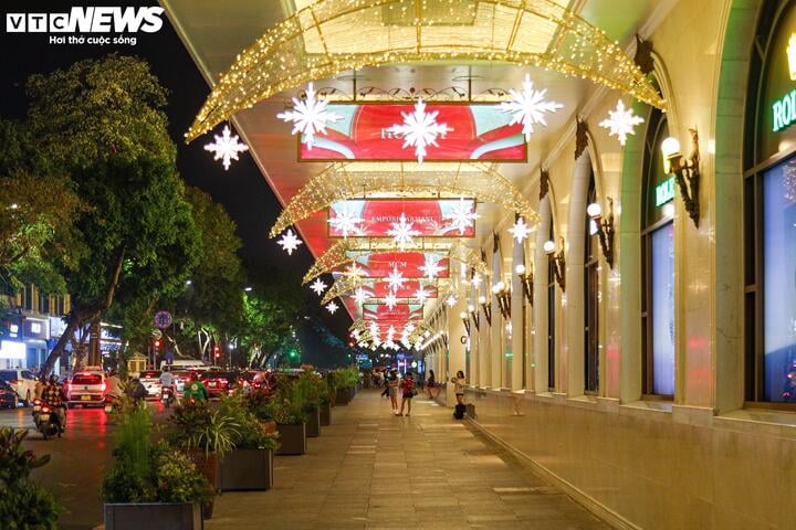 Der Weg entlang dieses Einkaufszentrums ist außerdem mit wunderschönen LED-Lichtern ausgestattet.