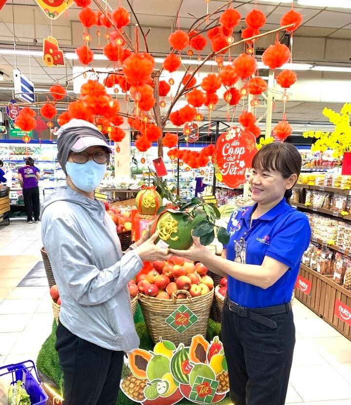 Grapefruits engraved with the words Phuc Loc Tai attract customers.