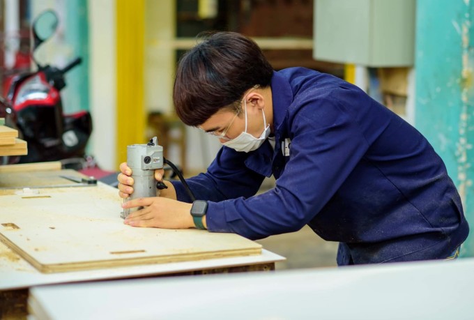 7月18日、ホーチミン市技術教育大学の学生たちがCNC木工機械のプログラミングと操作コンテストに参加した。写真: UTE