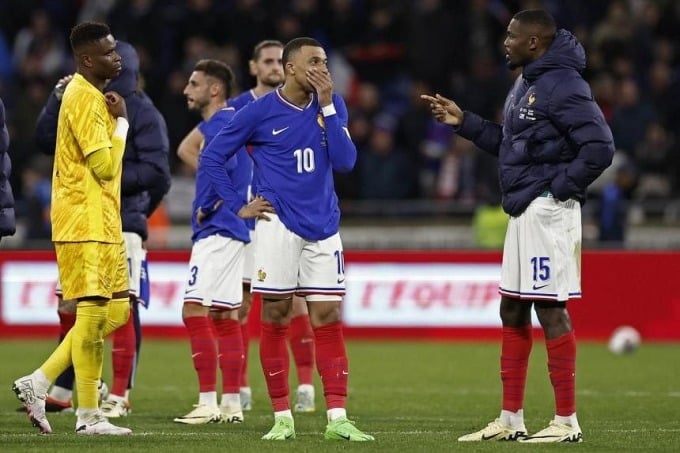 Mbappé (numéro 10) était déçu après la défaite 0-2 de la France contre l'Allemagne lors d'un match amical le 23 mars au Groupama Stadium. Photo : Reuters