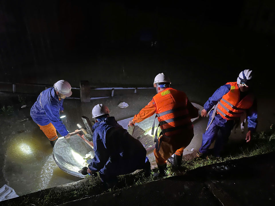 ルオンフック村のモム集落では、深刻な洪水により電力供給の確保が困難に  ルオンフック村のホーセン集落にあるルオンフック1発電所をEVNHANOIの作業員が視察