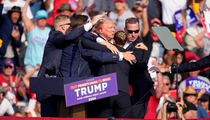 Une série de coups de feu a retenti, M. Trump a été blessé mais toujours sain et sauf.