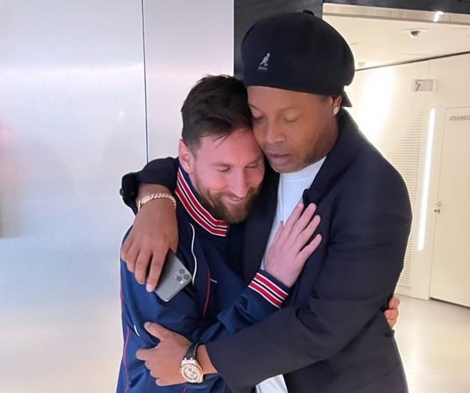 Ronaldinho ôm Messi thân mật khi hai người gặp lại nhau trước trận PSG tiếp RB Leipzig ở Champions League tháng 10/2021. Ảnh: Instagram / ronaldinho