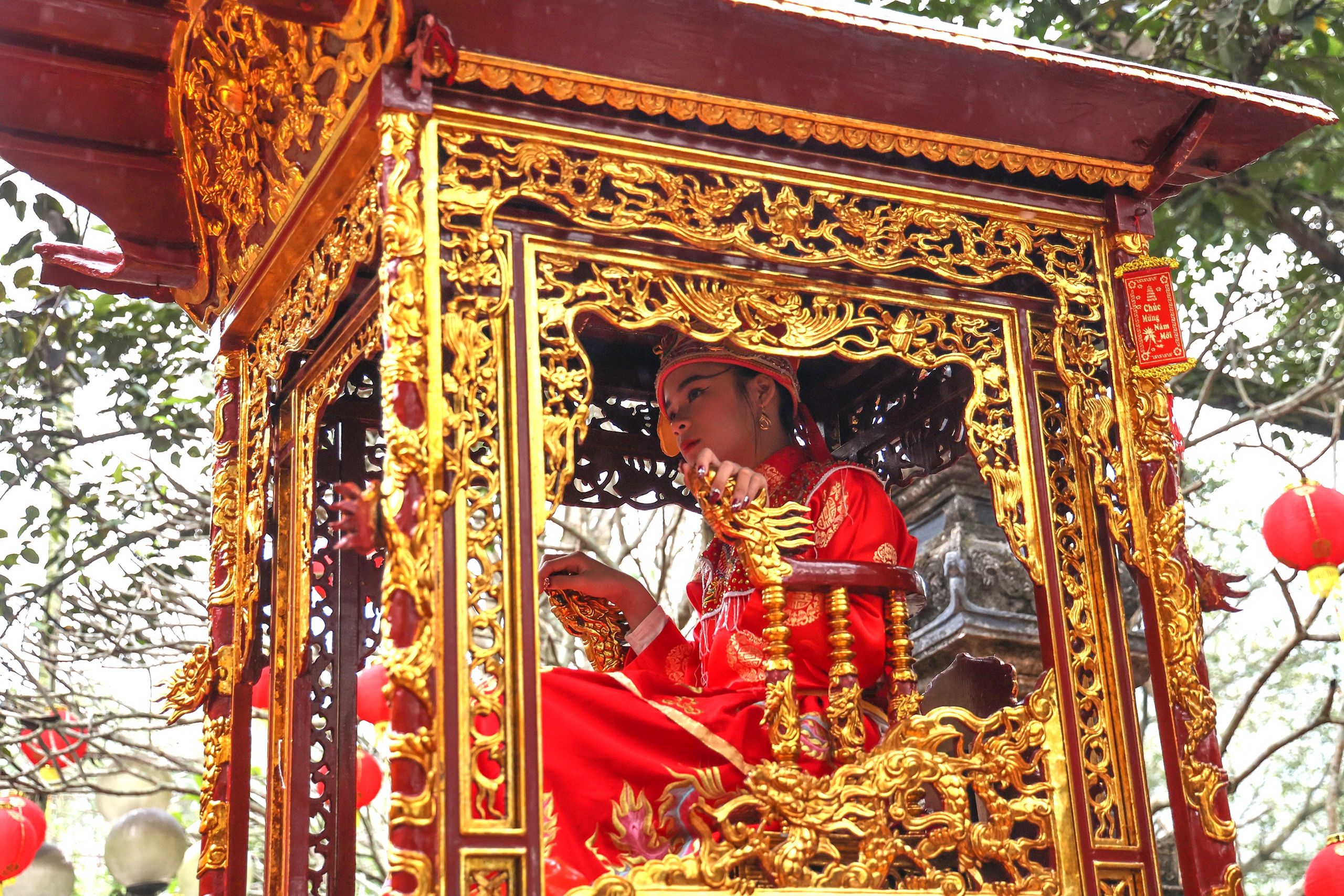 Rước kiệu 'nữ tướng' 11 tuổi tại hội Gióng- Ảnh 2.