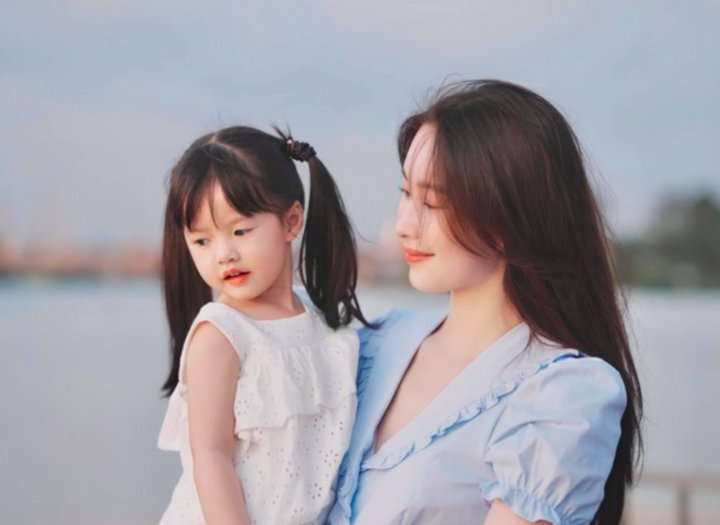 Dang Thu Thao said that her first daughter has a gentle, obedient and understanding personality. Sophie often says thank you, which makes her mother feel warm. She knows how to proactively help with housework and take care of plants with her parents.