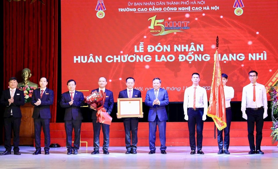 Standing Deputy Secretary of Hanoi Party Committee Nguyen Van Phong awarded the Second Class Labor Medal to Hanoi College of High Technology.