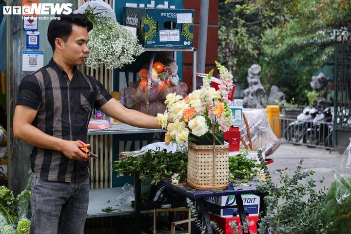 The owner of a flower shop on Nguyen Phong Sac Street (Cau Giay District) said that this year people are quite fond of fresh flowers, so most of the flower stalls are busy.