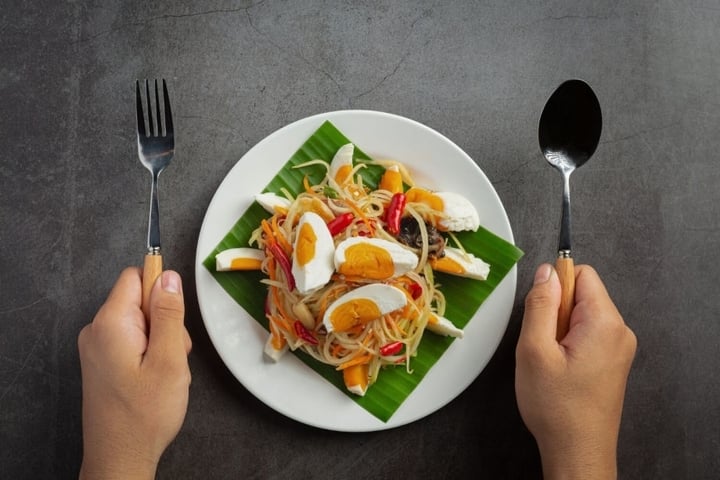 栄養失調を避けるためには、毎日の食事に多様性を持たせる必要がある。（イラスト写真）