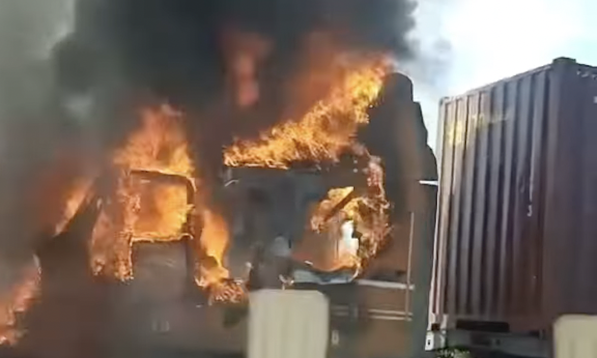 Ho Chi Minh City - Long Thanh Expressway blocked for more than 3 km after car fire