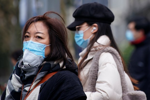 Người dân Trung Quốc đeo khẩu trang khi ra đường. (Nguồn: Reuters)