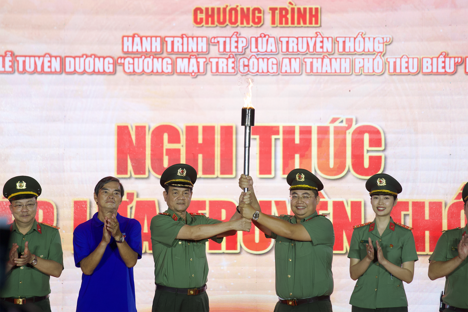 La Policía de la ciudad de Ho Chi Minh continúa impulsando la tradición y honrando a los jóvenes rostros destacados del Departamento de Policía de la ciudad de Ho Chi Minh. Foto 1