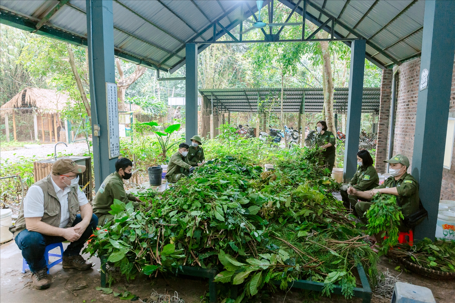 Trong số 30 cán bộ, nhân viên, người lao động của Trung tâm có tới 23 người là con em đồng bào dân tộc Mường