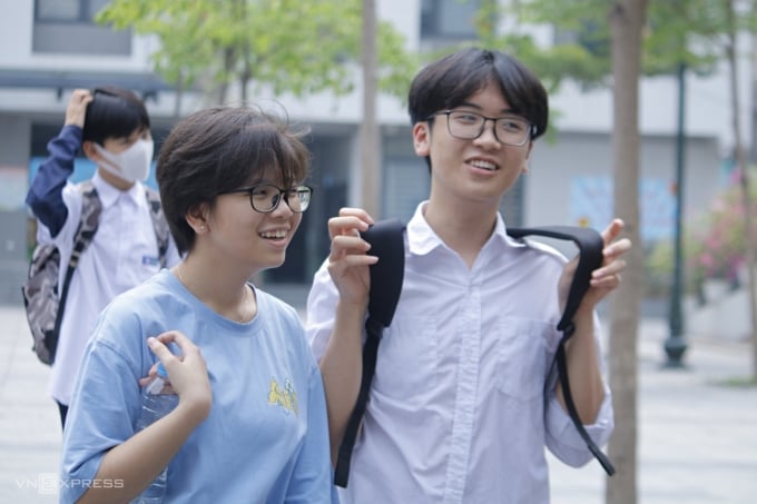 Les candidats à Hanoi se sentent détendus après avoir terminé l'examen de mathématiques de 10e année le matin du 11 juin. Photo : Thanh Hang