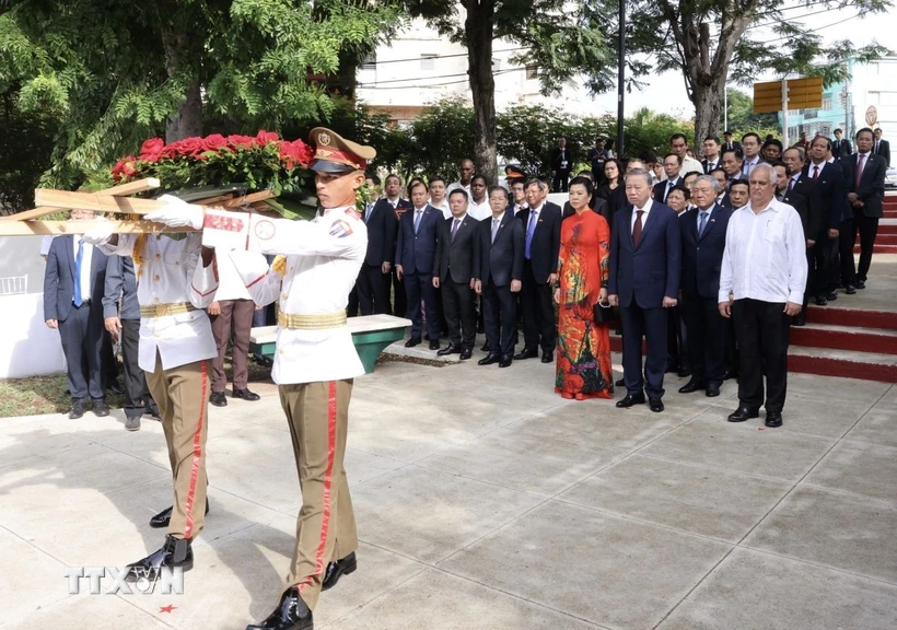 General Secretary and President To Lam laid a wreath at the Uncle Ho Monument in Havana.