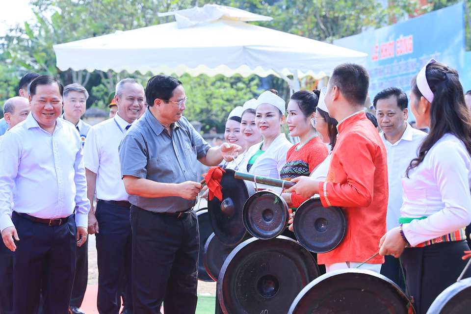 Premierminister Pham Minh Chinh nahm an der Grundsteinlegung der Schnellstraße Hoa Binh – Moc Chau teil (Abschnitt von Kilometer 19 bis Kilometer 53 in der Provinz Hoa Binh) – Foto: VGP/Nhat Bac