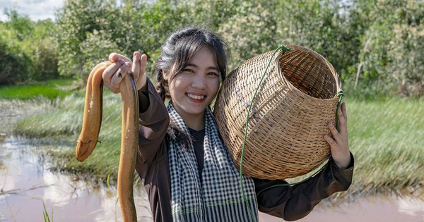 Students caught a huge eel while following farmers into the famous Ca Mau forest to set up eel traps.