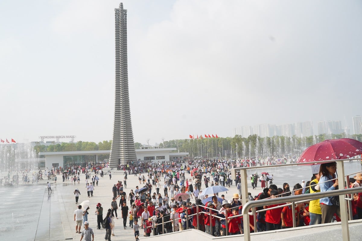 Multitudes de personas acuden a visitar el Museo de Historia Militar de Vietnam. Foto 1