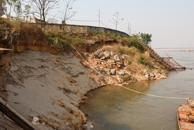 Phu Tho construye obras de emergencia para prevenir la erosión de las riberas del río en la comuna de Dan Quyen