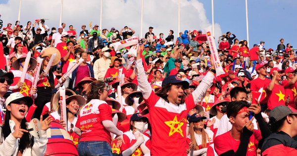 Les fans vietnamiens ne craignent pas le soleil brûlant pour encourager activement l'équipe U.22 du Vietnam