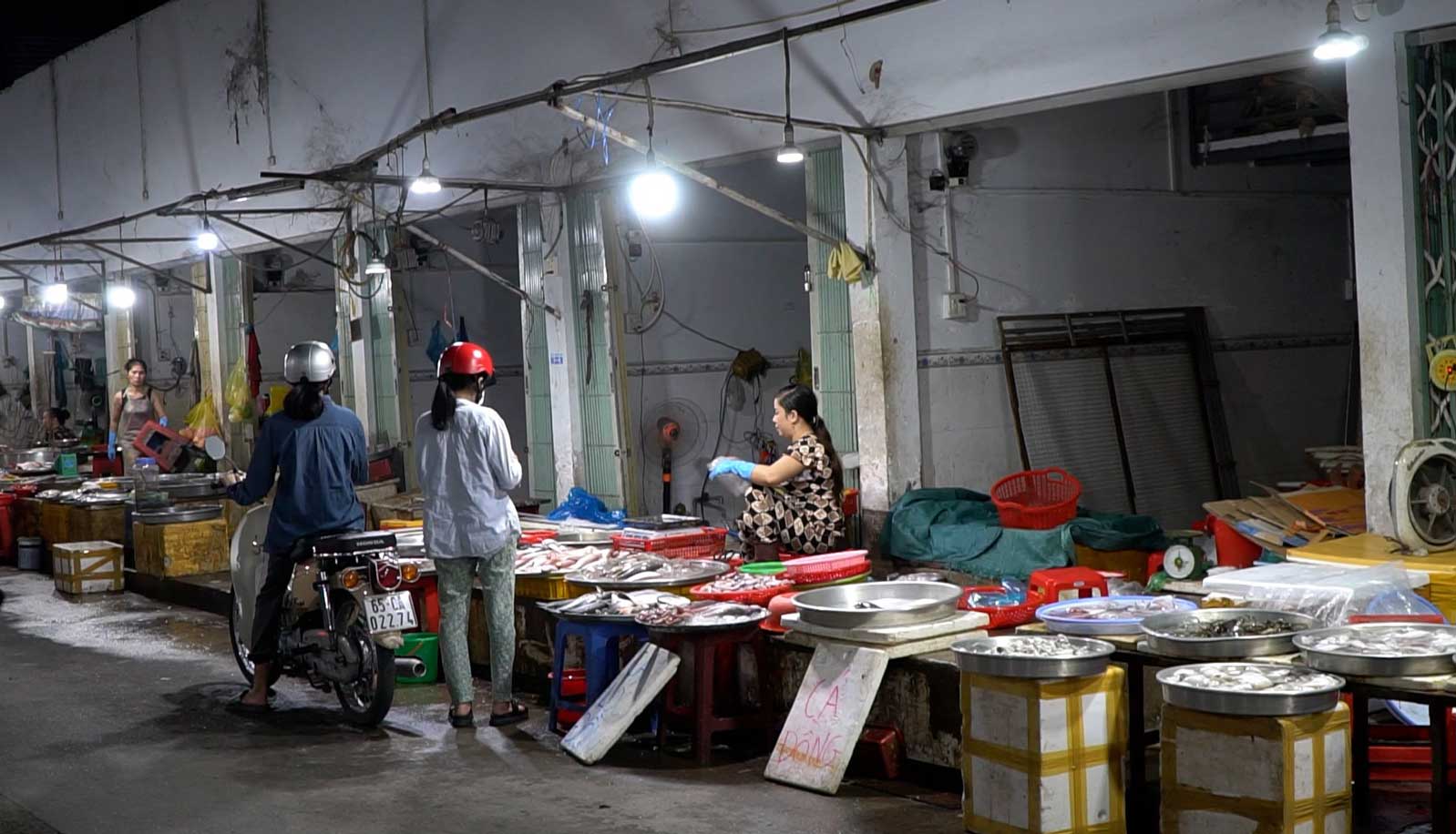 Located next to an industrial park, the traditional market is still sparsely populated during rush hour. Photo: My Ly
