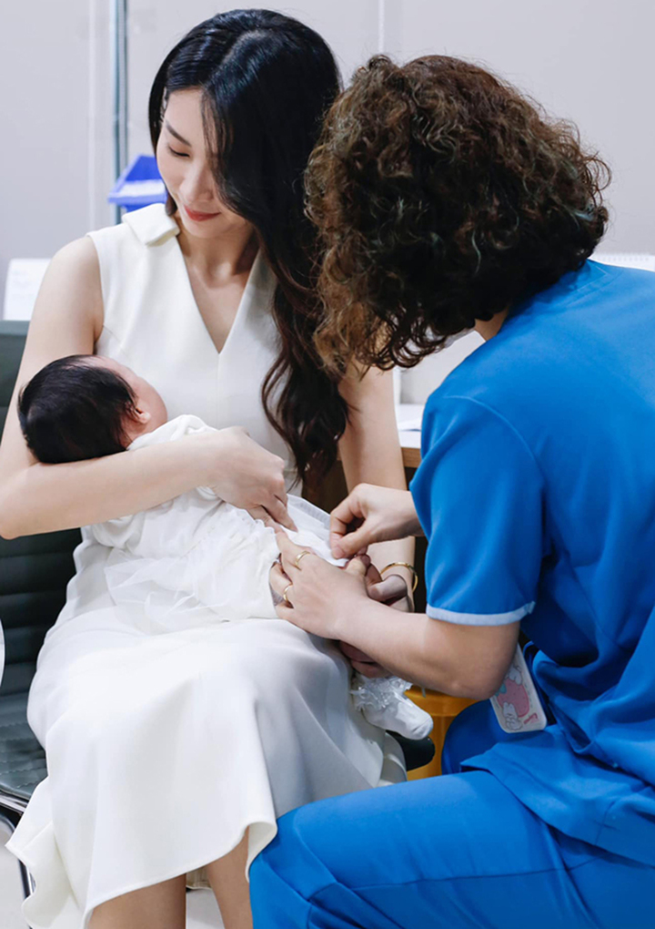 Thanks to the dedicated team of doctors and nurses who took care of her, helping her journey of pregnancy, childbirth and recovery to be complete. The beauty is currently recovering her health. On October 16, she took her youngest child to the hospital for a routine health check-up.
