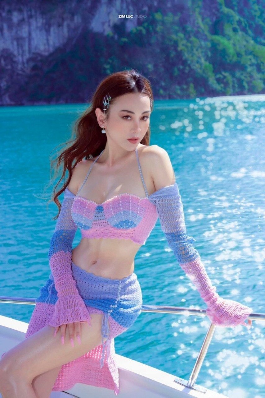 Phương Oanh diện bikini bốc lửa trên du thuyền sau kết hôn với Shark Bình 2