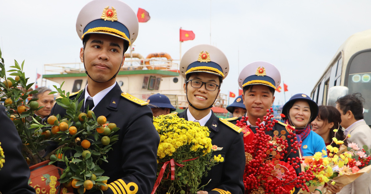 Frohe Neujahrswünsche an die Soldaten und Menschen der Insel Con Co, Ly Son