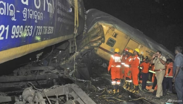 インドで列車2両が衝突、数十人が負傷・死亡