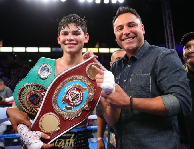 De La Hoya (à droite) est le manager de Garcia. Photo : Ring News 24