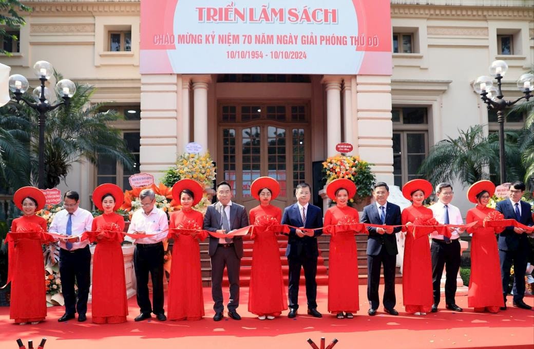 Buchausstellung beleuchtet 70 Jahre Aufbau und Entwicklung der Hauptstadt Hanoi