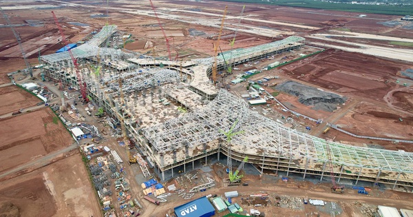 Installing the "giant backbone" roof of Long Thanh airport's super terminal