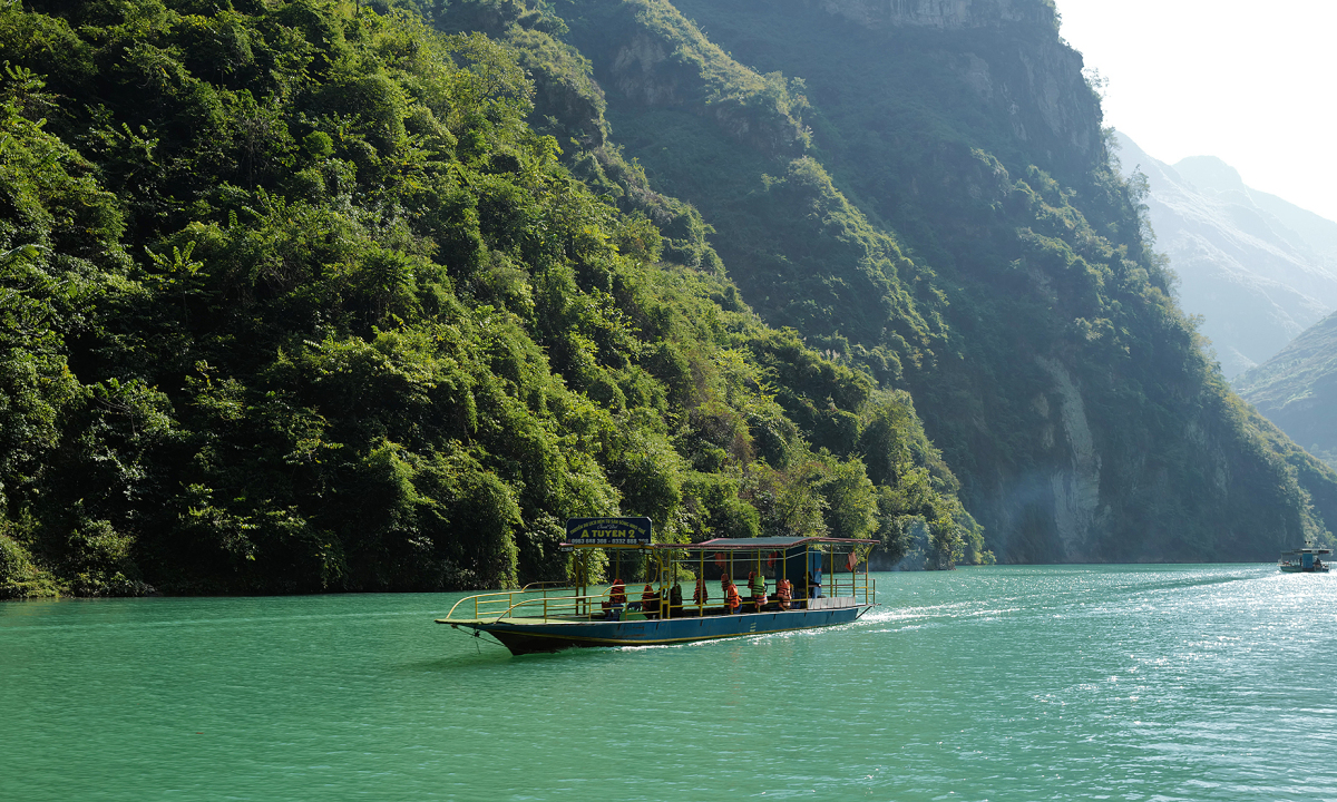 Dừng tàu du lịch trên sông Nho Quế