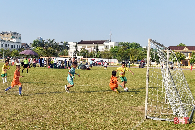 Fußballturnier für Jugendliche und Kinder in Ha Tinh City hat begonnen