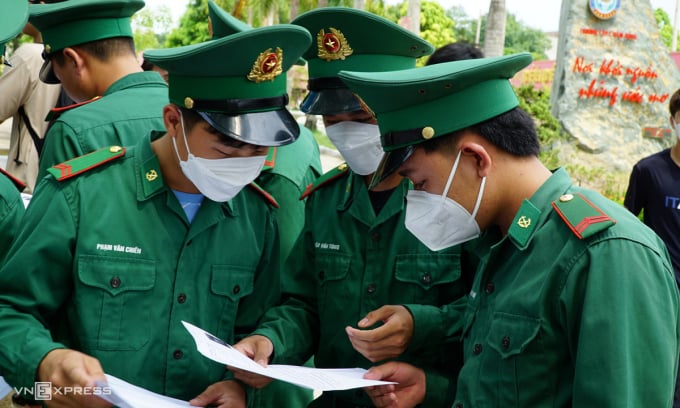 Candidatos tomando el examen de graduación de secundaria de 2022 en Thanh Hoa, el 6 de julio. Foto: Le Hoang