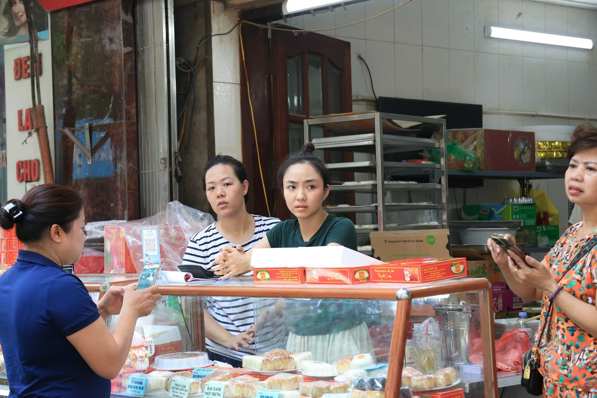 People line up to buy traditional moon cakes on Thuy Khue street photo 15