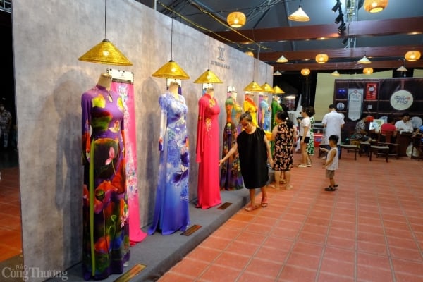 Tourists enjoy cultural experiences at the Trade Promotion Fair in Bac Tu Liem District